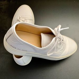 Beautiful and hardly worn. Classy and make you stand out in public.